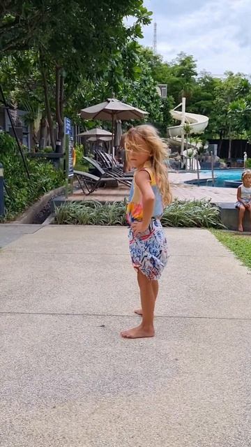 Вечерний отдых перед бассейном #дефиле#дефилеДети#дет смотреть онлайн