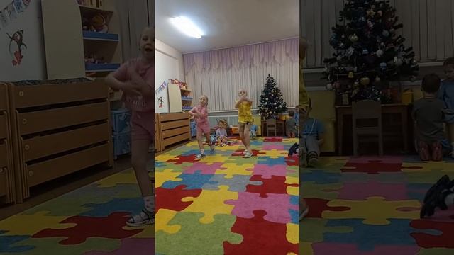 Милана и Софа танцуют танец Хип-хоп ! Девочки танцуют хип хоп! смотреть онлайн