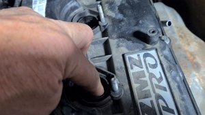 причина попадания воды в свечной колодец.