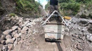 Строительство, экскаватор копает чёрный песок