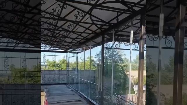 Безрамное остекление веранды дома