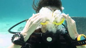 Очистка маски под водой. Упражнение в Дайвинге.