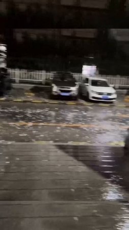 В Китае выпал град.