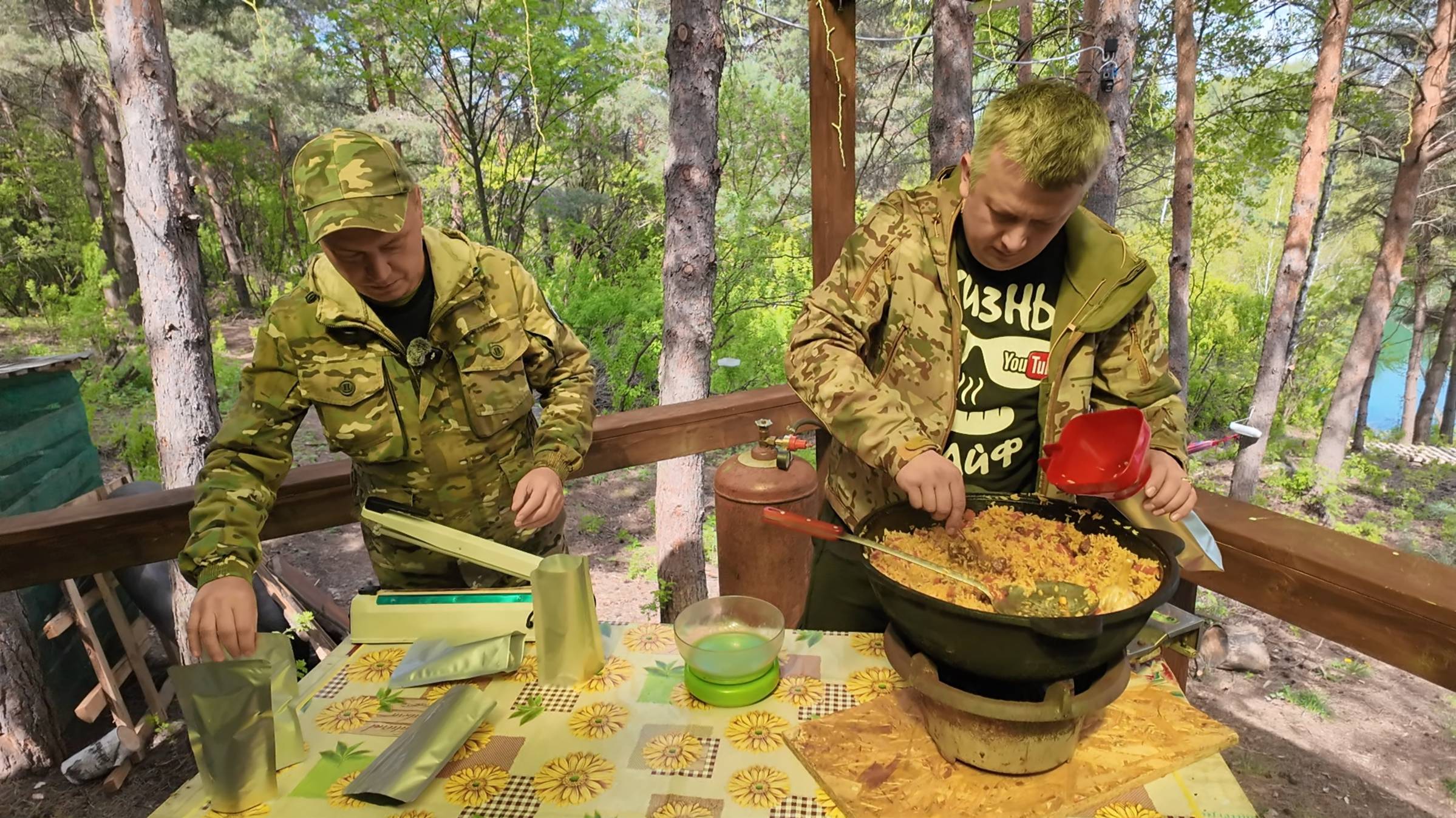 В лесной избушке на озере готовим плов из мяса дикого кабана, кормим нутрий, культурно отдыхаем!