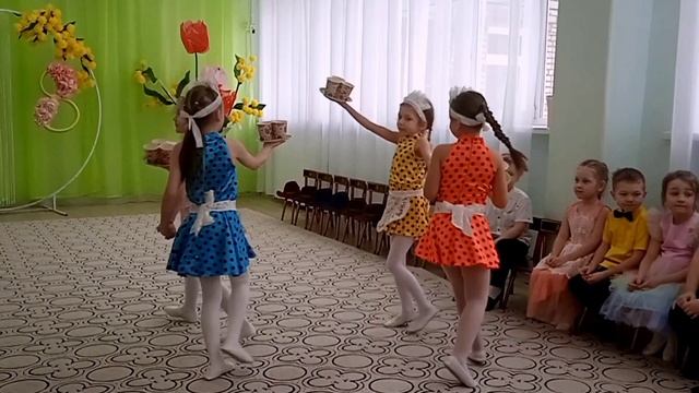 "Танец официанток " смотреть онлайн