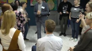 ТУЧКА. Женщины носят мужчин на руках. Тренинг