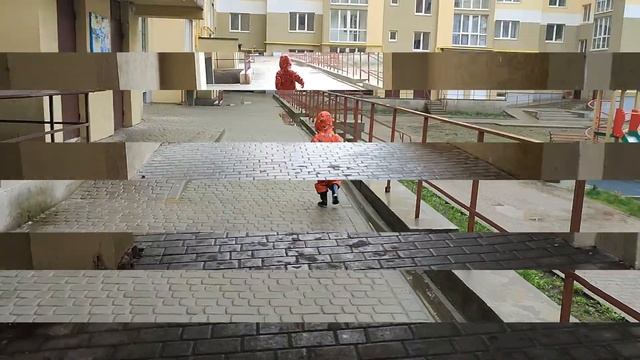 Макс бігає та скаче по калюжах після дощу. Весело проводить час. смотреть онлайн