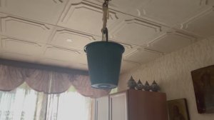 Вместо люстры в спальне висит ведро.