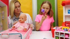Игры доктор - БЕБИ БОН Эмили на осмотре у Врача! - Видео куклы для девочек. Весёлые игры одевалки