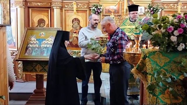 Благословение прихожан Напрестольным Крестом . Освящ смотреть онлайн