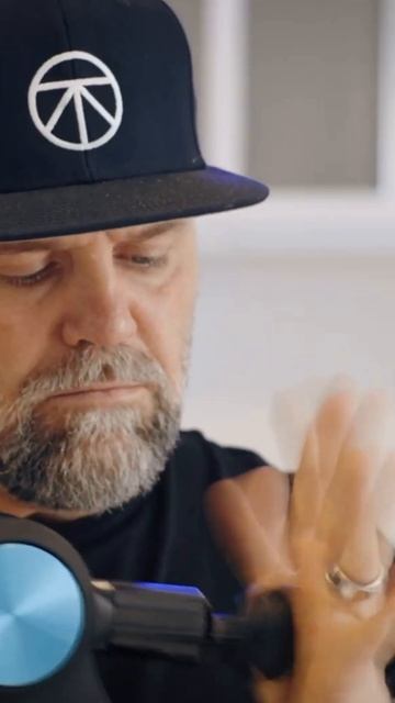 Обзор на перкуссионный массажер Theragun 👇 / Theragum PRO Plus смотреть онлайн