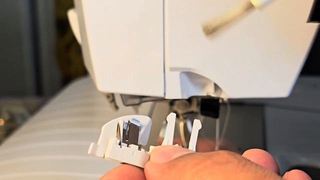 КАК ПОЧИСТИТЬ НИТЕООБРЕЗЧИК В BERNINA 790 И КОВЕРЛОКЕ 890 смотреть онлайн