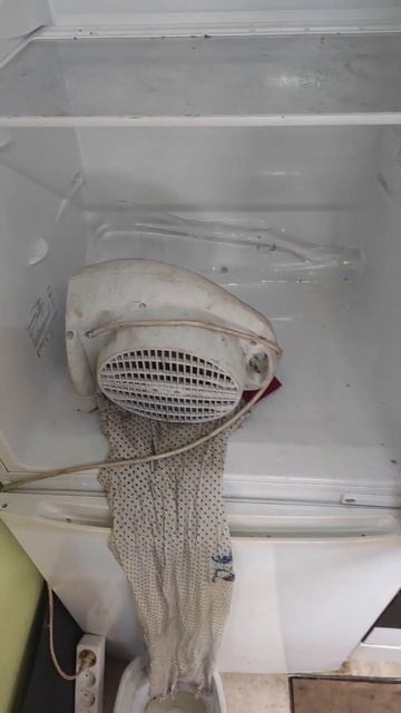 Ускоренная разморозка холодильника. Девушки с 8 марта! смотреть онлайн