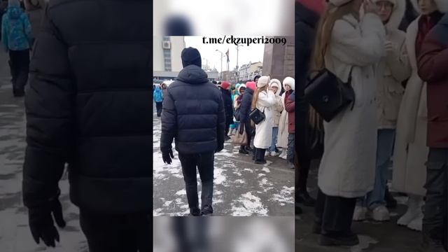 ЛЮДИ СТОЯТ В ОЧЕРЕДИ, ЧТОБЫ ПОЛУЧИТЬ ПО 4 ПЕЛЬМЕНЯ НА Д? смотреть онлайн