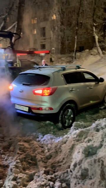 Западня для машин! В снегу бревна от снесённого дома н? смотреть онлайн