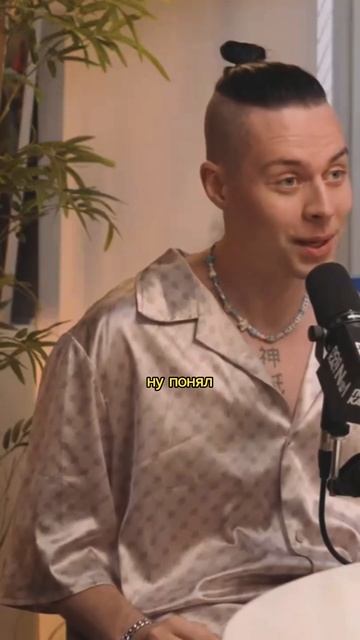 Женщина с коромыслом в посольстве США #shorts #юмор смотреть онлайн