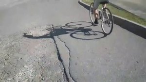 Упал с велика, сломал руку!