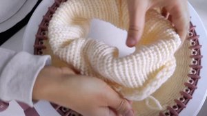 Вязальная машина! Шапка за 30 минут! #whitehat #knitting #sentro #knittingmachine #hobby #cozyvlog