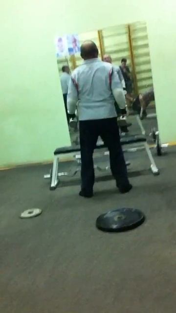 Дед жонглирует гантелями,жесть смотреть до конца смотреть онлайн