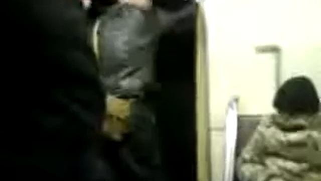 Как панки выходят из вагона метро.... смотреть онлайн