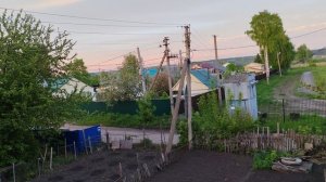 Деревенская атмосфера, вечер, счастливая жизнь и уют в деревне