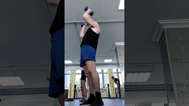 Приседания и удары руками с гантелями. Сгибание рук на