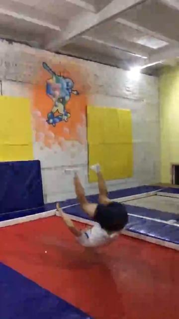 Прыжки. Батутный центр ЛУNA смотреть онлайн