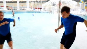 Школа героев Акватим - В аквапарке Мутаген! Игрушки в видео про игры в бассейне