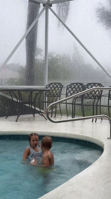 Счастливые дети плещутся в бассейне под флоридским до смотреть онлайн