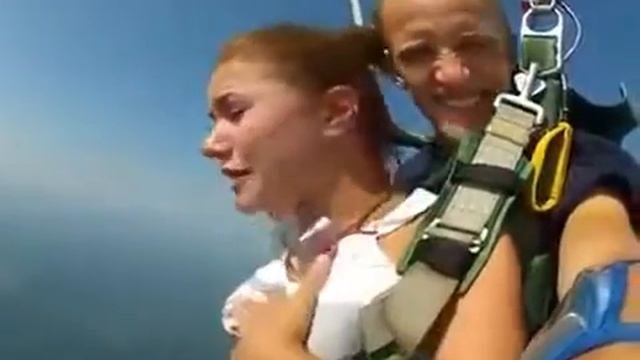 девушка впервые прыгает с парашютом