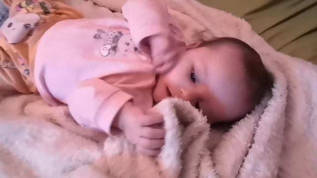 Доча 3 месяца ест одеялко) смотреть онлайн