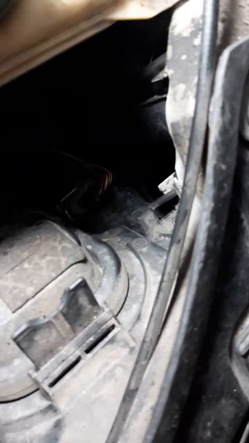 Ауді а4, заміна лампочки поворотніка без зняття фари😉 смотреть онлайн