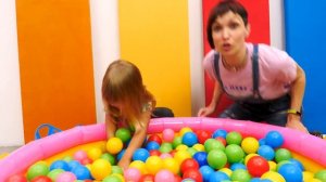 Игры для детей с Машей Капуки и Беби Бон Эмили. Щенячий Патруль ищут в Бассейне с шариками овощи!