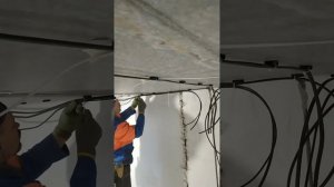 Крепление трёх проводов стяжками к площадкам на потол