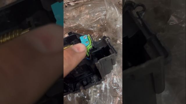 Ремонт замка водительской двери (замена концевика) Renau смотреть онлайн