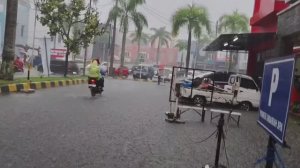 Атмосфера во время сильного дождя Бандунг Индонезия.