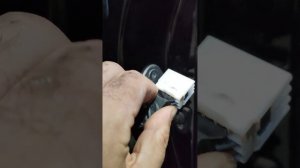 Снятие фишки проводки задней двери Солярис 1