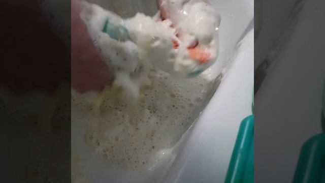 Размокшее хозяйственное мыло. Soaking laundry soap. смотреть онлайн