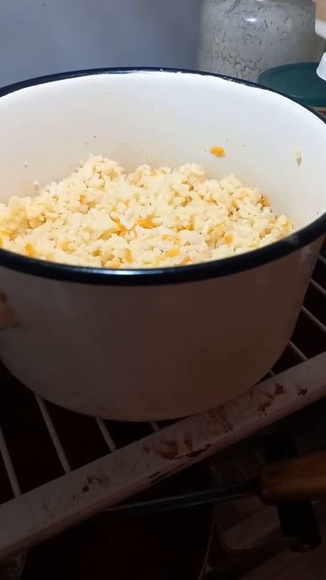 В холодильнике в маленькой эмалированной кастрюльке ? смотреть онлайн