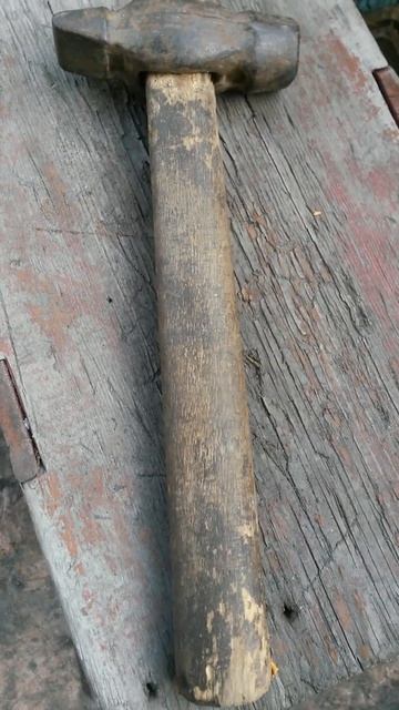 Молоток лежит на деревянном сиденьице двадцать перво? смотреть онлайн