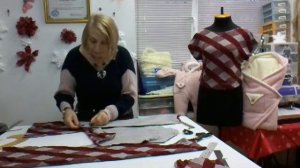 Как проклеить долевик по плечу и подготовить крой гольфа к стачиванию.