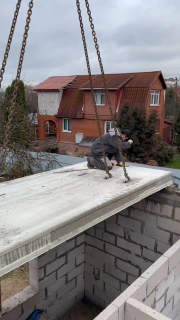 Установка плит перекрытия #строительнаякомпания #стр? смотреть онлайн