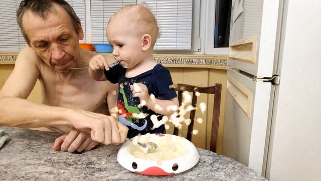 Приколы. Вот это АППЕТИТ! Ржу не могу, так смешно кушать кашу! Это же ржомба, смешные видео 2019. 0 смотреть онлайн