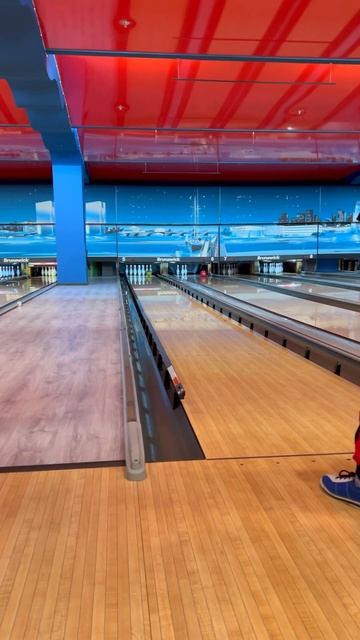 Когда ты впервые пришел играть в боулинг в 6 л. #danieldominic смотреть онлайн