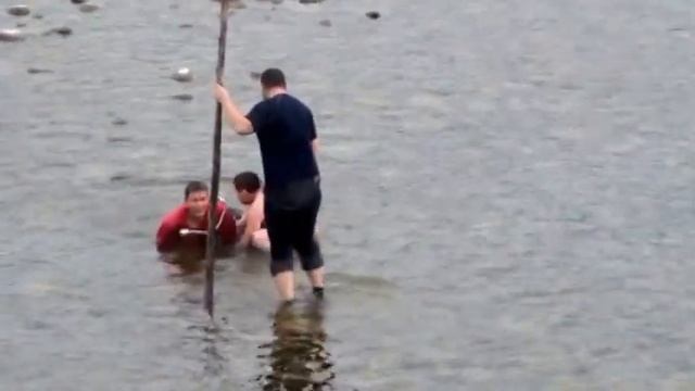 ПРИКОЛЫ НА РЫБАЛКЕ || Рыбалка с дубиной смотреть онлайн