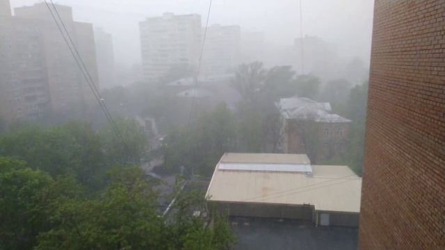 Сильный ветер с дождем на 9 Мая в Москве. Тропический ливень. смотреть онлайн