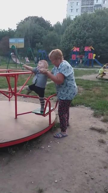 Бабушка с внуком, на детской площадке смотреть онлайн