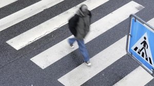 Можно ли продолжать движение сразу после того, как пешеход прошел часть перехода