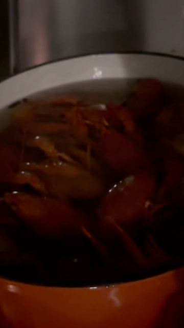 Варим #раки на боковой горелке газового гриля на кухне смотреть онлайн