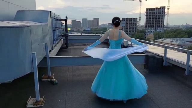 Прогулка по крыше, Золушка сбежала с бала и попала в будущее. Сообщество Assemblés (Ассамбле) смотреть онлайн